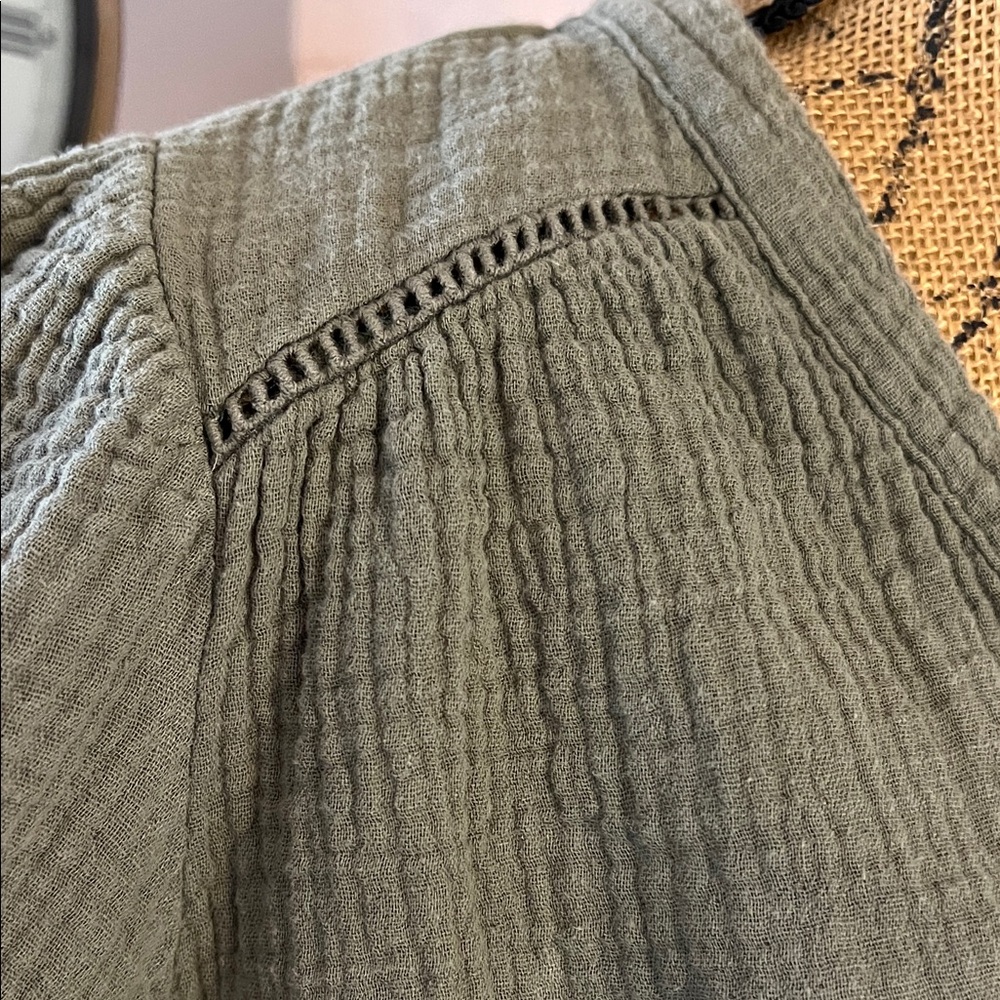 Knox Rose Olive Green Button-Front Gauze V-Neck Top - Picture 4 of 10